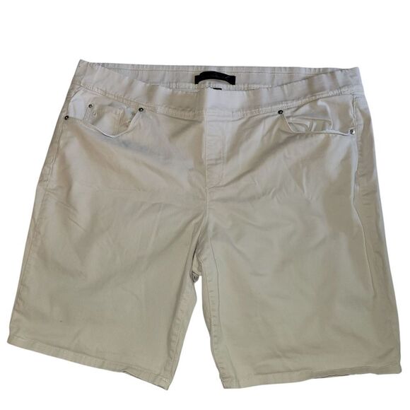 Gloria Vanderbilt Cream Flat Front Shorts - Picture 1 of 4